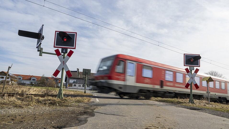 Eine Regionalbahn fährt über einen Bahnübergang ohne Schranken. In Bayern gibt es rund 2.900 Bahnübergänge im DB-Netz. Eine Regionalbahn fährt über einen Bahnübergang ohne Schranken. In Bayern gibt es rund 2.900 Bahnübergänge im DB-Netz.