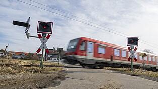 Eine Regionalbahn fährt über einen Bahnübergang ohne Schranken. In Bayern gibt es rund 2.900 Bahnübergänge im DB-Netz. Eine Regionalbahn fährt über einen Bahnübergang ohne Schranken. In Bayern gibt es rund 2.900 Bahnübergänge im DB-Netz.