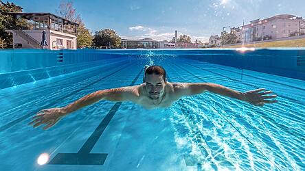 Noch bis einschlie&szlig;lich 13. September hat das Freibad ge&ouml;ffnet und Schwimmer k&ouml;nnen im Freien ihre Bahnen ziehen.