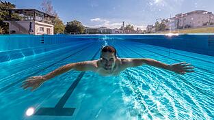 Noch bis einschlie&szlig;lich 13. September hat das Freibad ge&ouml;ffnet und Schwimmer k&ouml;nnen im Freien ihre Bahnen ziehen.