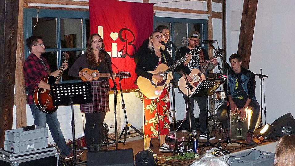 'Li.Be' alias Lisa Bernkopf präsentierte mit einem Release-Konzert im Falkensteiner Lokschuppen ihre neue CD. 'Li.Be' alias Lisa Bernkopf präsentierte mit einem Release-Konzert im Falkensteiner Lokschuppen ihre neue CD.