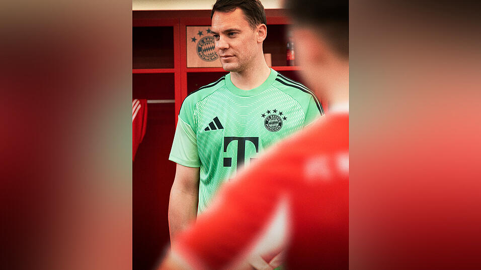 Das Trikot der Torhüter (hier getragen von Manuel Neuer) wurde in einem hellen Grün designt.