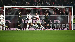 Trifft derzeit wie am Flie&szlig;band: Freiburgs Igor Matanovic (2.v.r.).