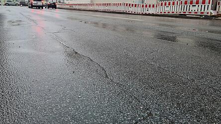Die marode Deckschicht der Deggendorfer Stra&szlig;e wird saniert, wenn die Stadtwerke mit der Erneuerung der Wasser- und Stromversorgung fertig sind.