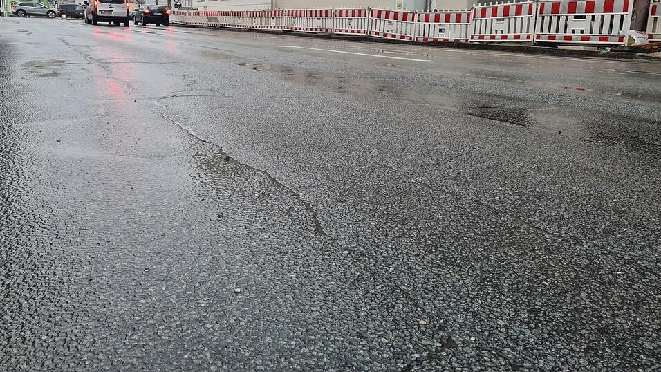 Die marode Deckschicht der Deggendorfer Straße wird saniert, wenn die Stadtwerke mit der Erneuerung der Wasser- und Stromversorgung fertig sind. Die marode Deckschicht der Deggendorfer Straße wird saniert, wenn die Stadtwerke mit der Erneuerung der Wasser- und Stromversorgung fertig sind.