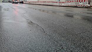 Die marode Deckschicht der Deggendorfer Stra&szlig;e wird saniert, wenn die Stadtwerke mit der Erneuerung der Wasser- und Stromversorgung fertig sind.