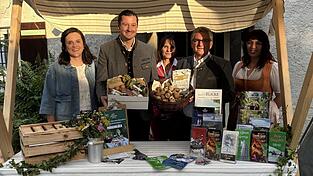 Von links: Öko-Modellregion Managerin Carolin Babl und Landrat Christian Schindler präsentieren gemeinsam mit Tourismusreferentin Petra Meindl, Andreas Brunner, Vorsitzender des Vereins LandGenuss Bayerwald, sowie Isabella Brandl vom Obergschaidter Bauernladen in Miltach, welche regionalen Produkte im „Morgenglück“ enthalten sind. Von links: Öko-Modellregion Managerin Carolin Babl und Landrat Christian Schindler präsentieren gemeinsam mit Tourismusreferentin Petra Meindl, Andreas Brunner, Vorsitzender des Vereins LandGenuss Bayerwald, sowie Isabella Brandl vom Obergschaidter Bauernladen in Miltach, welche regionalen Produkte im „Morgenglück“ enthalten sind.