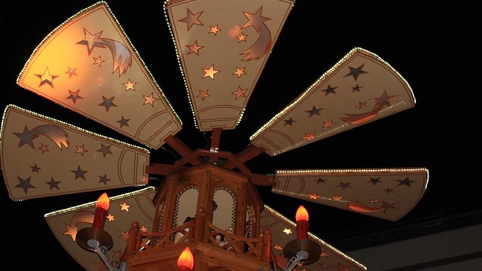 Die Landshuter haben am Freitagabend an der Weihnachtspyramide ausgelassen gefeiert. Die Landshuter haben am Freitagabend an der Weihnachtspyramide ausgelassen gefeiert.