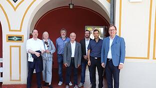 Der &auml;rztliche Direktor des Bezirksklinikums Mainkofen, Professor Dr. Johannes Hamann, Dr. Ute Blau, die &auml;rztliche Leitung der station&auml;ren Alkoholkurzzeitrehabilitation (ALKURE) und kommissarische Leitung des Zentrums f&uuml;r Abh&auml;ngigkeitserkrankungen, Tobias Zitzelsberger, Gesch&auml;ftsf&uuml;hrer der psychosozialen Arbeitsgemeinschaft Deggendorf, Wolfgang Andrusch, Leitung Sozialdienst, Florian Hien, Polizeibeamter und Regionalvorsitzender des Arbeitskreises Polizei und innere Sicherheit 'Straubing Stadt und Land' der CSU, Universit&auml;tsprofessor Dr. Florian Eyer, Chefarzt der Abteilung f&uuml;r Klinische Toxikologie und Giftnotruf am Universit&auml;tsklinikum rechts der Isar M&uuml;nchen, sowie Bezirkstagsvizepr&auml;sident Dr. Thomas Pr&ouml;ckl (v.l.).