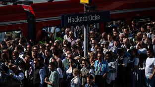 Gerade an der Hackerbrücke steigen viele Wiesnbesucher in die S-Bahn ein und aus (Archivbild).