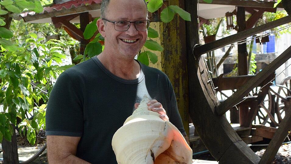 Prof. Alexander Nützel mit einer heutigen Schnecke in Thailand. Der Paläontologe kommt zu einem Vortrag ins Nawareum. Prof. Alexander Nützel mit einer heutigen Schnecke in Thailand. Der Paläontologe kommt zu einem Vortrag ins Nawareum.