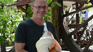Prof. Alexander N&uuml;tzel mit einer heutigen Schnecke in Thailand. Der Pal&auml;ontologe kommt zu einem Vortrag ins Nawareum.