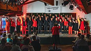 Ganz in Schwarz-Rot rissen die &bdquo;Wolpis&ldquo; ihr Publikum mit.