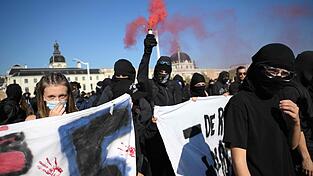 In vielen französischen Großstädten formierten sich Protestzüge. In vielen französischen Großstädten formierten sich Protestzüge.