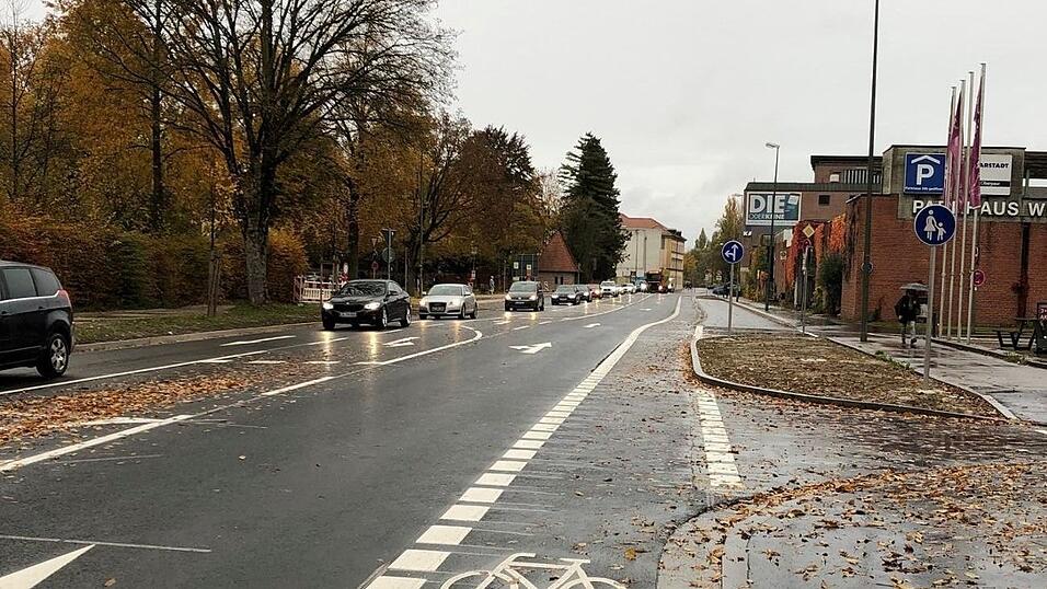 Stadteinwärts erhielt die Wittstraße einen eigenen Radfahrschutzstreifen. Stadteinwärts erhielt die Wittstraße einen eigenen Radfahrschutzstreifen.