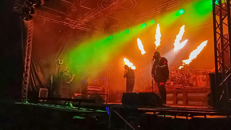 Die Rammstein-Coverband Stahlzeit begeisterte beim Campus Open Air Deggendorfer Fans. Die Rammstein-Coverband Stahlzeit begeisterte beim Campus Open Air Deggendorfer Fans.