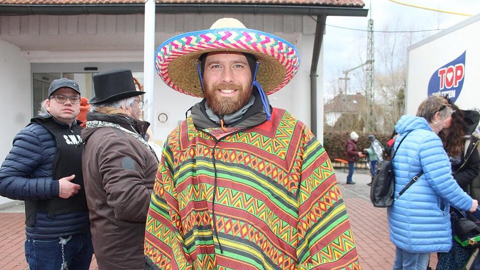 Viele Faschings-Fans haben sich am Samstag den Umzug in Langenbach angesehen. Viele Faschings-Fans haben sich am Samstag den Umzug in Langenbach angesehen.