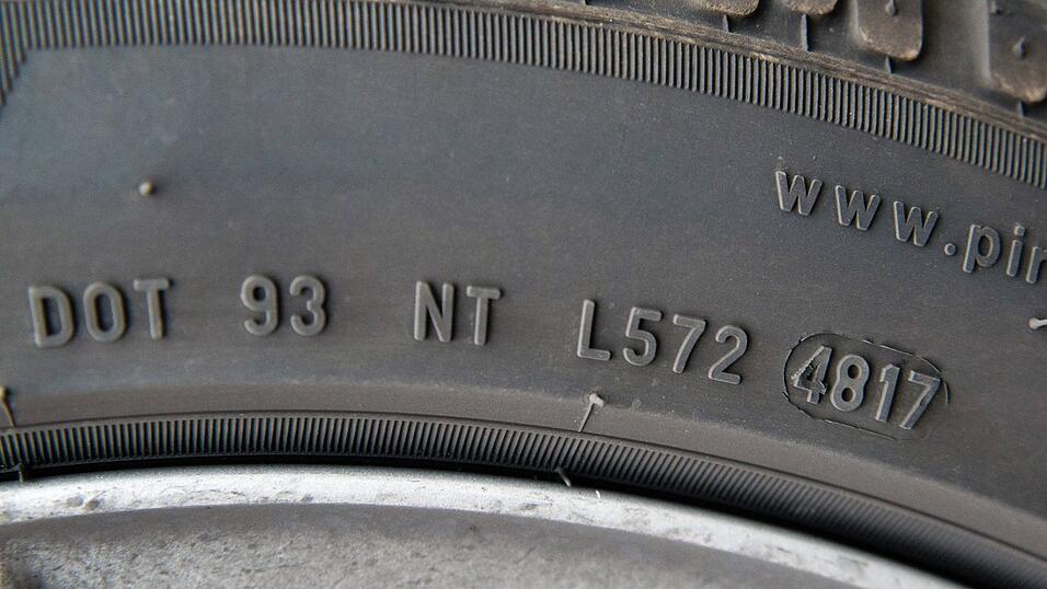 Das Alter der Pneus erkennen Sie am oval eingefassten Code an der Reifenflanke.