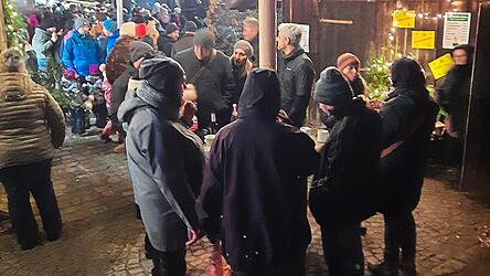 Zahlreiche Besucher genie&szlig;en die harmonische Atmosph&auml;re des Christkindlmarktes.