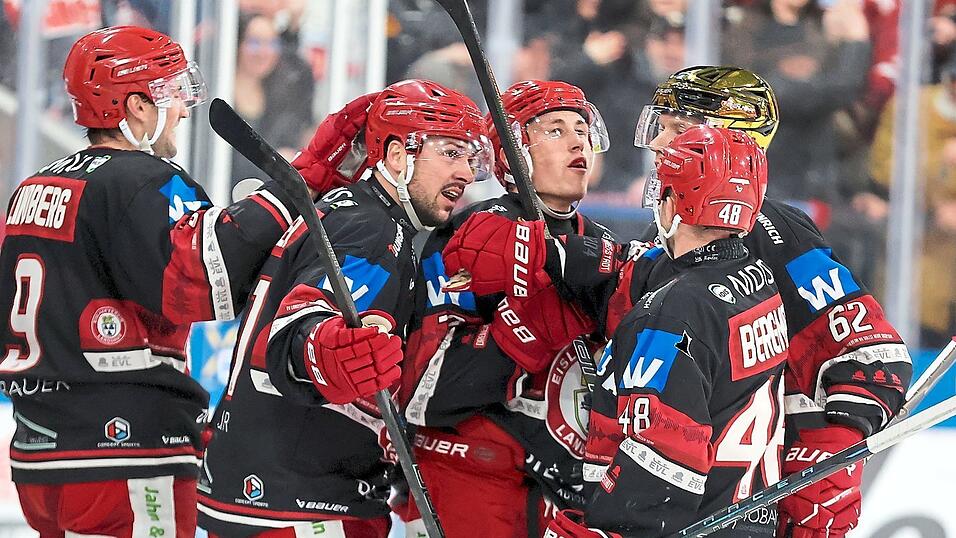 Doppelpack in &Uuml;berzahl: David Elsner (2.v.li.) und Trevor Gooch (3.v.li.) drehten das Match binnen 48 Sekunden von 0:1 auf 2:1 - auch dank der Vorarbeit von EVL-Verteidiger Wade Bergman (an beiden Treffern beteiligt) und &bdquo;Goldhelm&ldquo; Tor Immo. Dazu gratuliert Teamkollege Tobias Lindberg (li.).