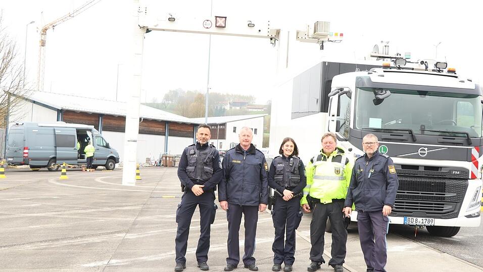 Am Schafberg haben sich die Vertreter der jeweiligen Einheiten zum Foto aufgestellt.