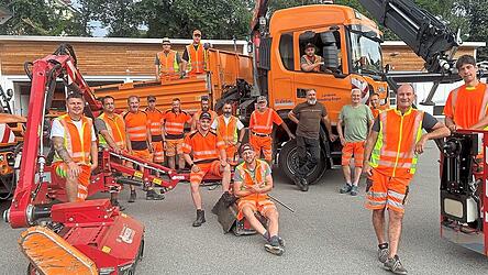 Das Kreisbauhofteam Bogen hat schon so einiges gesehen - neben viel Bürokratie, Neuschnee und Asphalt auch den Lauf von vermeintlichen Waffen. Das Kreisbauhofteam Bogen hat schon so einiges gesehen - neben viel Bürokratie, Neuschnee und Asphalt auch den Lauf von vermeintlichen Waffen.