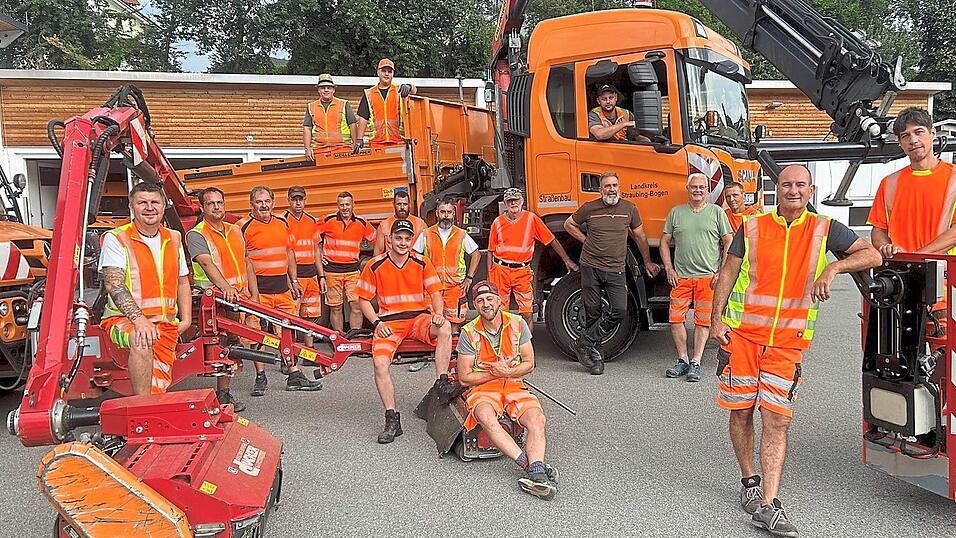 Das Kreisbauhofteam Bogen hat schon so einiges gesehen - neben viel Bürokratie, Neuschnee und Asphalt auch den Lauf von vermeintlichen Waffen. Das Kreisbauhofteam Bogen hat schon so einiges gesehen - neben viel Bürokratie, Neuschnee und Asphalt auch den Lauf von vermeintlichen Waffen.