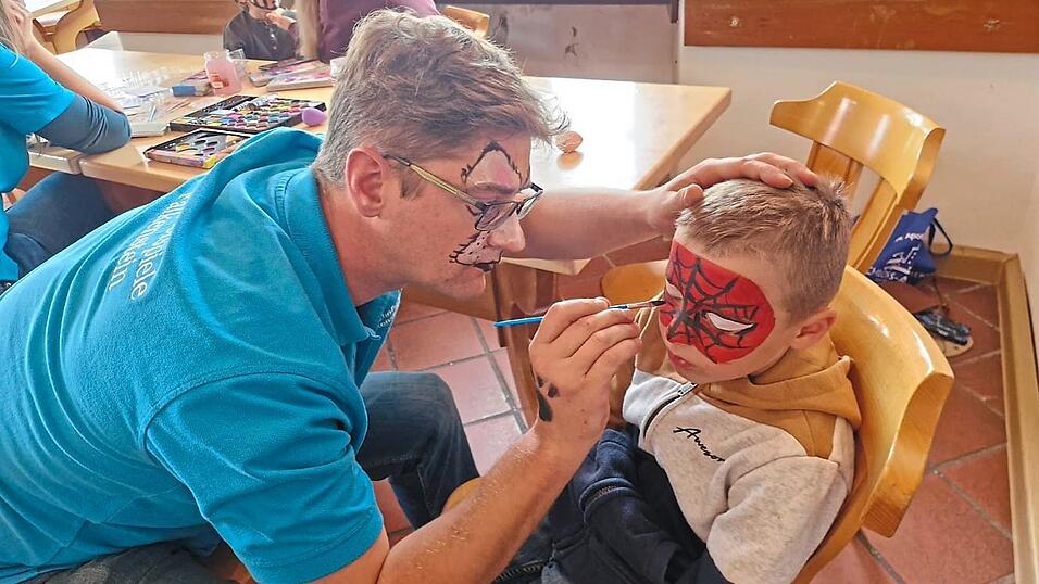 Auch ein Kinderschminken wurde angeboten. Auch ein Kinderschminken wurde angeboten.