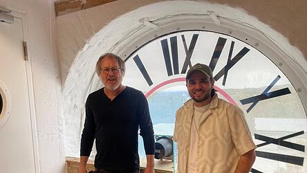 Architekt Markus Riemann (links) und Regisseur Riccardo Lando im Uhrenzimmer des Wei&szlig;en Turms. Ein Stockwerk tiefer wird im Dezember erstmals eine Theaterproduktion stattfinden.