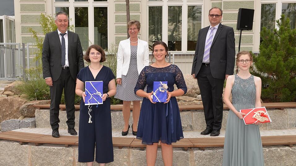 In der ersten Reihe (v.l.) die besten Abiturientinnen Sara Zwack, Eva Dietlmeier und Anna Brunner gemeinsam (in der zweiten Reihe v.l) mit dem Geschäftsführer der Ursulinen Schulstiftung, Wolfgang Ernst, stellvertretender Schulleiterin Marita Fornoff und Oberstufenkoordinator Thomas Saller. In der ersten Reihe (v.l.) die besten Abiturientinnen Sara Zwack, Eva Dietlmeier und Anna Brunner gemeinsam (in der zweiten Reihe v.l) mit dem Geschäftsführer der Ursulinen Schulstiftung, Wolfgang Ernst, stellvertretender Schulleiterin Marita Fornoff und Oberstufenkoordinator Thomas Saller.