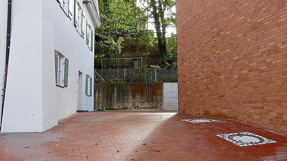 Der Altbau für die Kinderkrippe wurde saniert und zwischen diesem und dem neugebauten Kindergarten wurde fein säuberlich Pflaster verlegt. Der Altbau für die Kinderkrippe wurde saniert und zwischen diesem und dem neugebauten Kindergarten wurde fein säuberlich Pflaster verlegt.