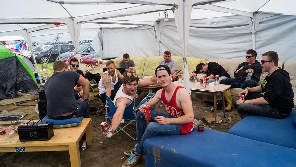 Auf dem Campingplatz lassen es die Pfingst-Open-Air-Besucher richtig krachen, aufgenommen von Regina H&ouml;lzel am Freitag.