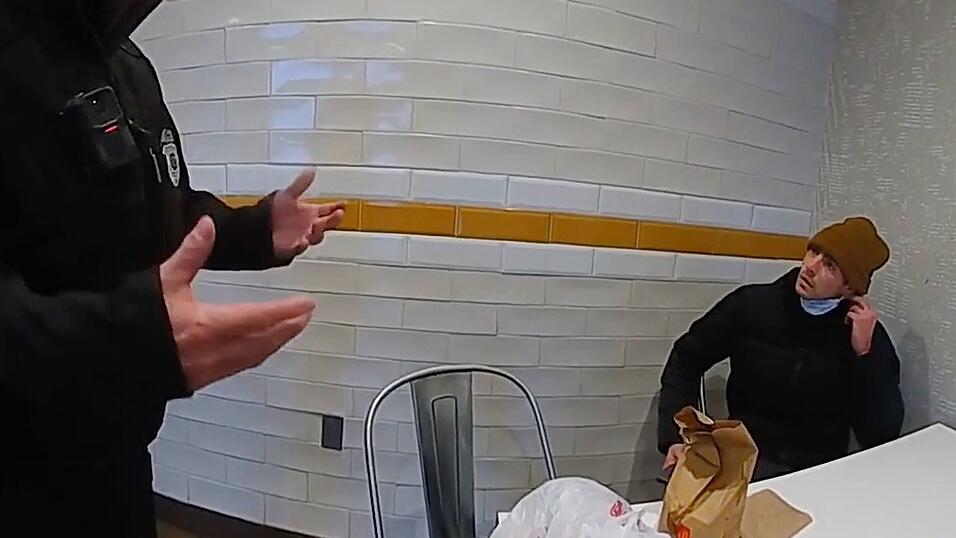 Mutmaßlicher Mörder Luigi Mangione wird im Fast-Food-Restaurant gefasst Mutmaßlicher Mörder Luigi Mangione wird im Fast-Food-Restaurant gefasst