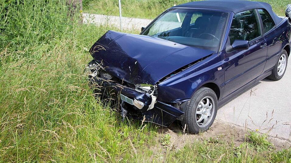 Bei dem Unfall sind laut Polizeiangaben zwei Menschen schwer verletzt worden.
