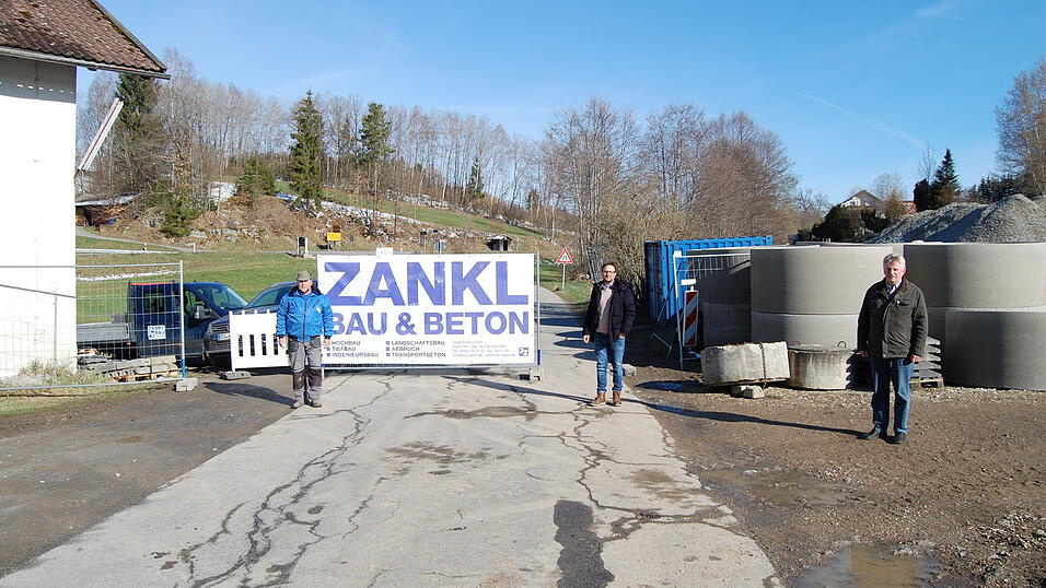 Baustellenleiter Werner Schedlbauer (v.li.), Firmenchef Thomas Strohmeier und Richard Muhr vom Stadtbauamt Viechtach bei der Baustellenbesichtigung.