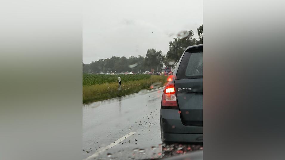 Manche denken sich bei Stau wohl: Überholen macht es sicher besser.