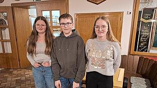 1. Ritterin Viktoria Bohmann, Begleiter Johannes Baumann und Jugendkönigin Sophie Seidl 1. Ritterin Viktoria Bohmann, Begleiter Johannes Baumann und Jugendkönigin Sophie Seidl