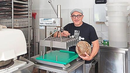 Jarno Hutterer erfüllt sich einen Lebenstraum, als er seine Garage in eine hofeigene Backstube umfunktioniert. Nun will er die Räumlichkeiten regelmäßig nutzen - weil er das Bäckerhandwerk vermisst. Jarno Hutterer erfüllt sich einen Lebenstraum, als er seine Garage in eine hofeigene Backstube umfunktioniert. Nun will er die Räumlichkeiten regelmäßig nutzen - weil er das Bäckerhandwerk vermisst.