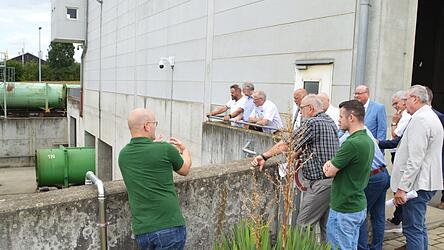 Aus erster Hand erhielten die G&auml;ste Informationen &uuml;ber die Funktionsweise der M&uuml;llumladestation in W&ouml;rth.