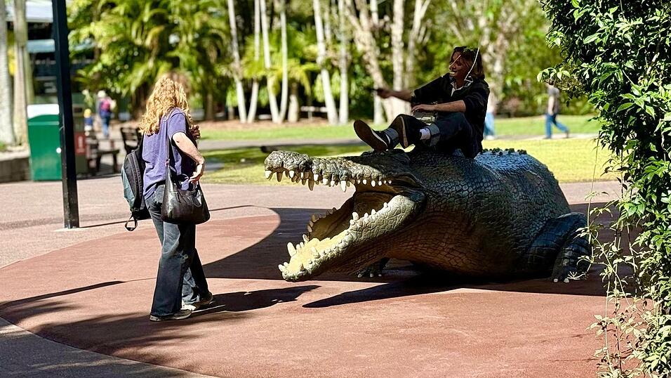 Touristen stellen im Australia Zoo gerne Szenen der waghalsigen Aktionen von Steve Irwin nach.