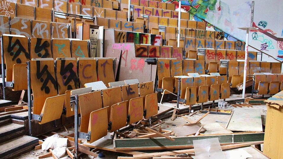 Ein verlassener Hörsaal. Ein verlassener Hörsaal.