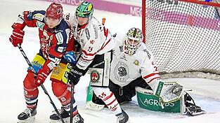 Wie gegen Bad T&ouml;lz hatten es die Deggendorfer - hier Jaroslav Hafenrichter (in rot) - auch in Lindau nicht einfach vor dem gegnerischen Tor, doch erzielten sie sechs Treffer.