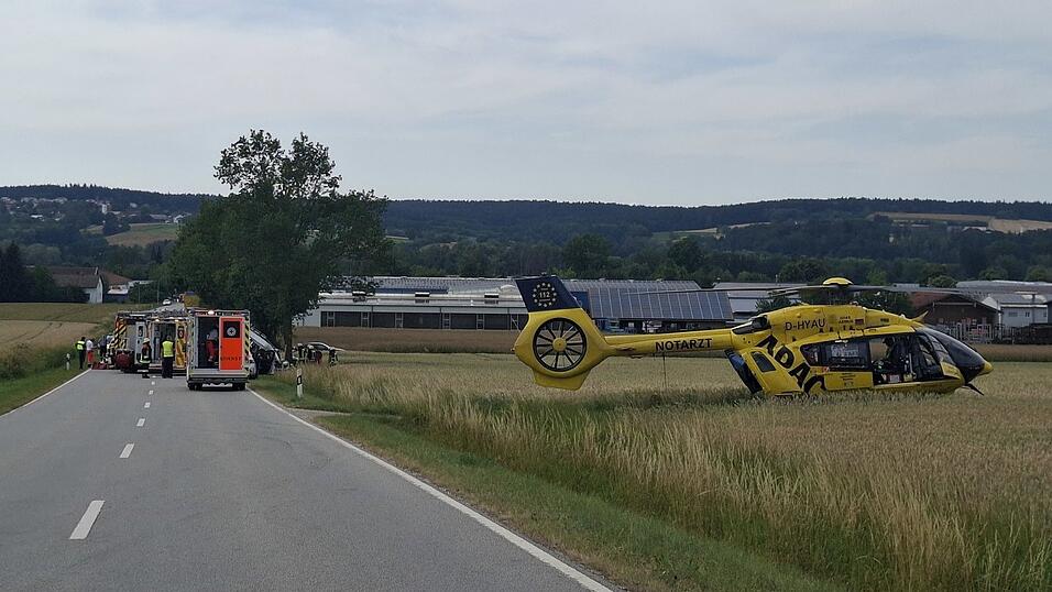 Vor Ort unterstützten zahlreiche Einsatzkräfte. Vor Ort unterstützten zahlreiche Einsatzkräfte.