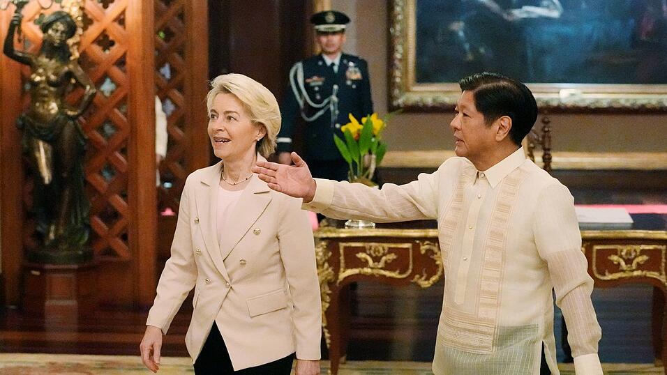 Von der Leyen besuchte den Präsidenten der Philippinen, Ferdinand Marcos Jr., 2023 in Manila. Die Seiten einigten sich, die Verhandlungen über ein Freihandelsabkommen wieder aufzunehmen. (Archivbild) Von der Leyen besuchte den Präsidenten der Philippinen, Ferdinand Marcos Jr., 2023 in Manila. Die Seiten einigten sich, die Verhandlungen über ein Freihandelsabkommen wieder aufzunehmen. (Archivbild)