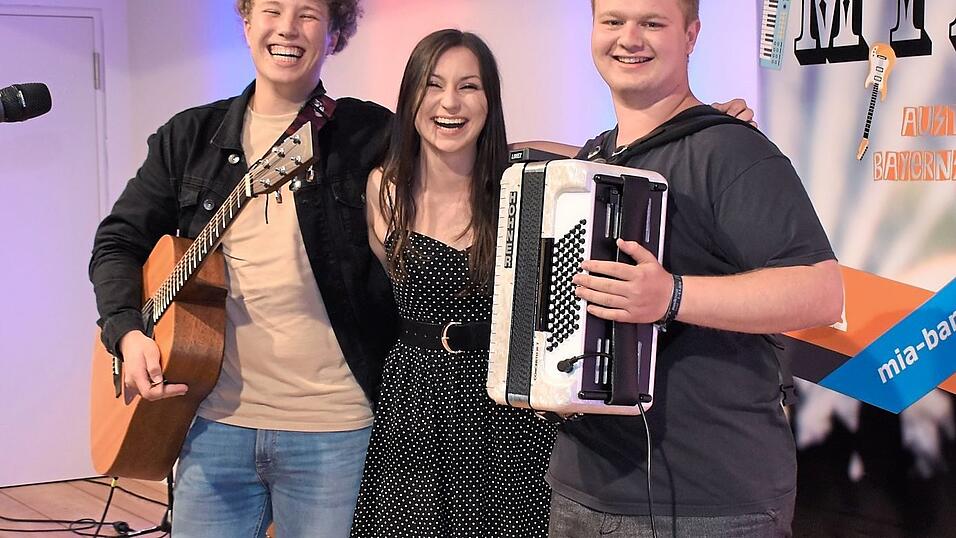 Victoria Bach, Kevin Stutz und Ludwig Rauch von der Band MIA, freuten sich ungemein, wieder live auftreten zu können. Victoria Bach, Kevin Stutz und Ludwig Rauch von der Band MIA, freuten sich ungemein, wieder live auftreten zu können.