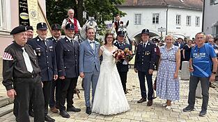Viele Vereinsabordnungen gratulieren Simon und Magdalena Miethaner. Michael Traurig und Alexander Neppl auf Pferden (hinten) &uuml;berraschten den Br&auml;utigam, der mit den beiden beim Pfingstritt als Fanfarenbl&auml;ser mitreitet.