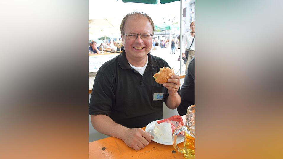 Stärkung vor dem Abschuss: Peter Sauer gönnt sich eine Ochsensemmel im Wenisch-Zelt. Stärkung vor dem Abschuss: Peter Sauer gönnt sich eine Ochsensemmel im Wenisch-Zelt.