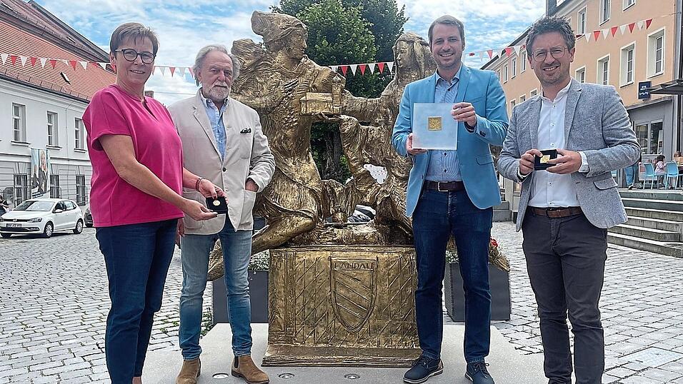Bildhauer Joseph Neustifter (2.v.l.) stellte seine Arbeiten mit Bürgermeister Matthias Kohlmayer (2.v.r.), Geschäftsleiter der Stadt Landau, Alexander Oswald, und Kulturreferentin Heike Aichner vor. Bildhauer Joseph Neustifter (2.v.l.) stellte seine Arbeiten mit Bürgermeister Matthias Kohlmayer (2.v.r.), Geschäftsleiter der Stadt Landau, Alexander Oswald, und Kulturreferentin Heike Aichner vor.