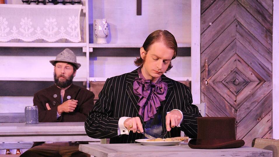 Tischler Wiegand (Sebastian Olszak) und ein wohlhabender Reisender (Korbinian Wellisch)