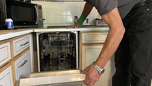 Das Geld reicht nicht zum Leben: Wenn dann auch noch unvorhergesehene Kosten dazu kommen, wird es schwierig. Kürzlich ging unter anderem der Geschirrspüler der Familie kaputt. Das Geld reicht nicht zum Leben: Wenn dann auch noch unvorhergesehene Kosten dazu kommen, wird es schwierig. Kürzlich ging unter anderem der Geschirrspüler der Familie kaputt.